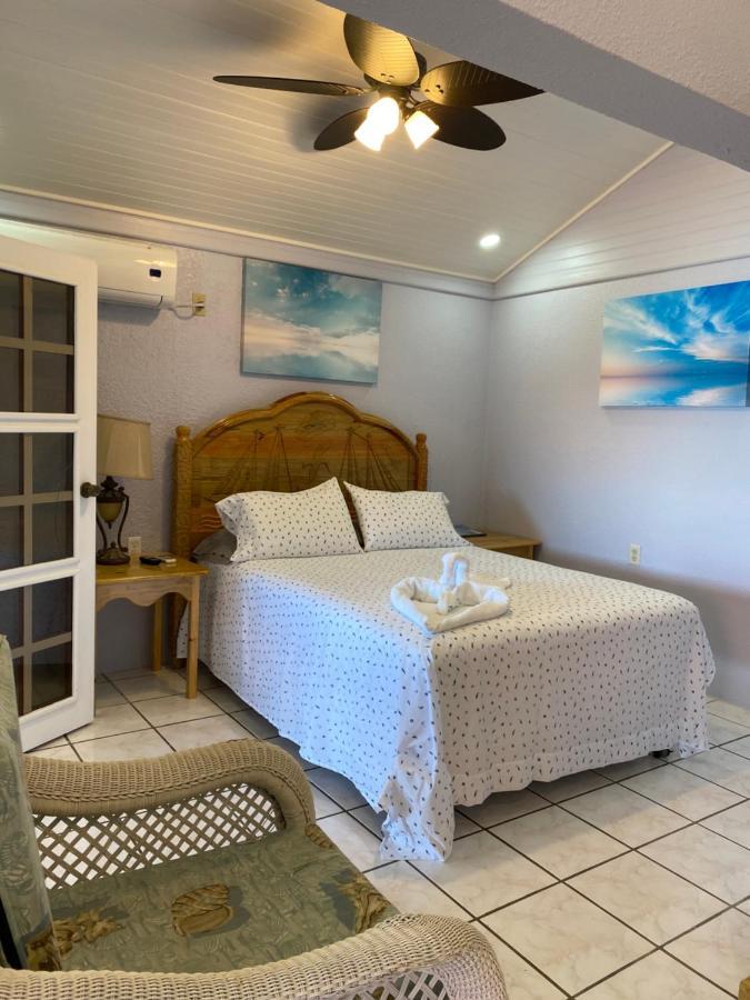 Sea Eye Hotel - Sunset Building Утила Екстериор снимка