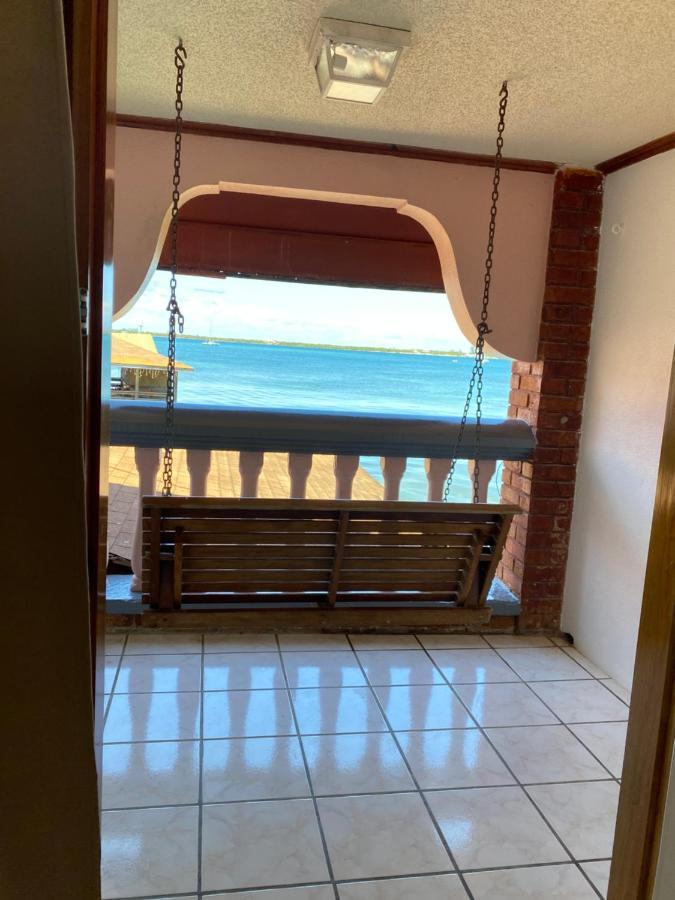 Sea Eye Hotel - Sunset Building Утила Екстериор снимка