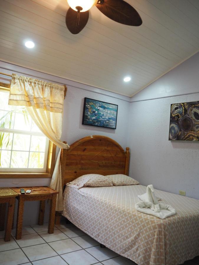 Sea Eye Hotel - Sunset Building Утила Екстериор снимка